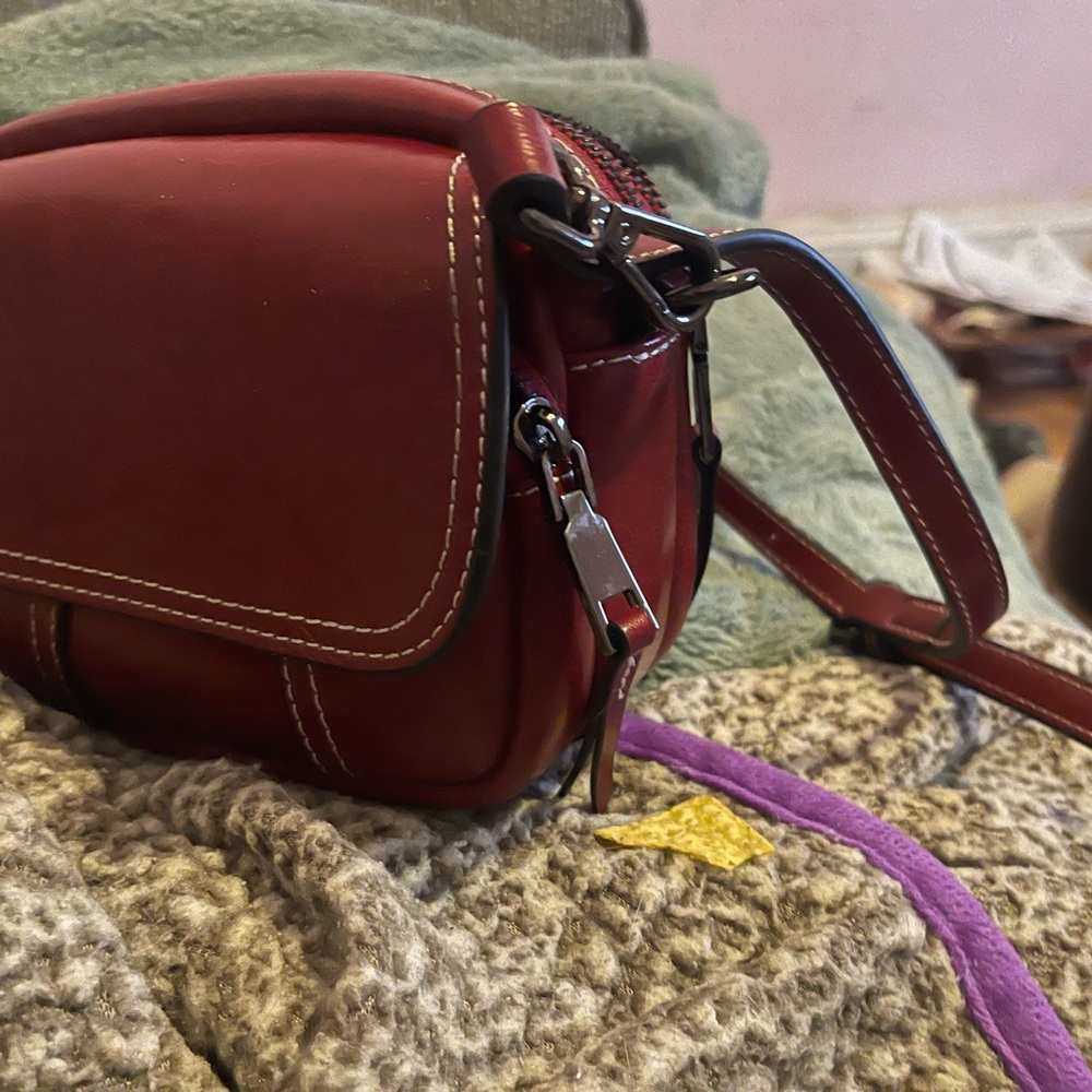 Elegant Burgundy Leather Crossbody Bag - Picture 2 of 3